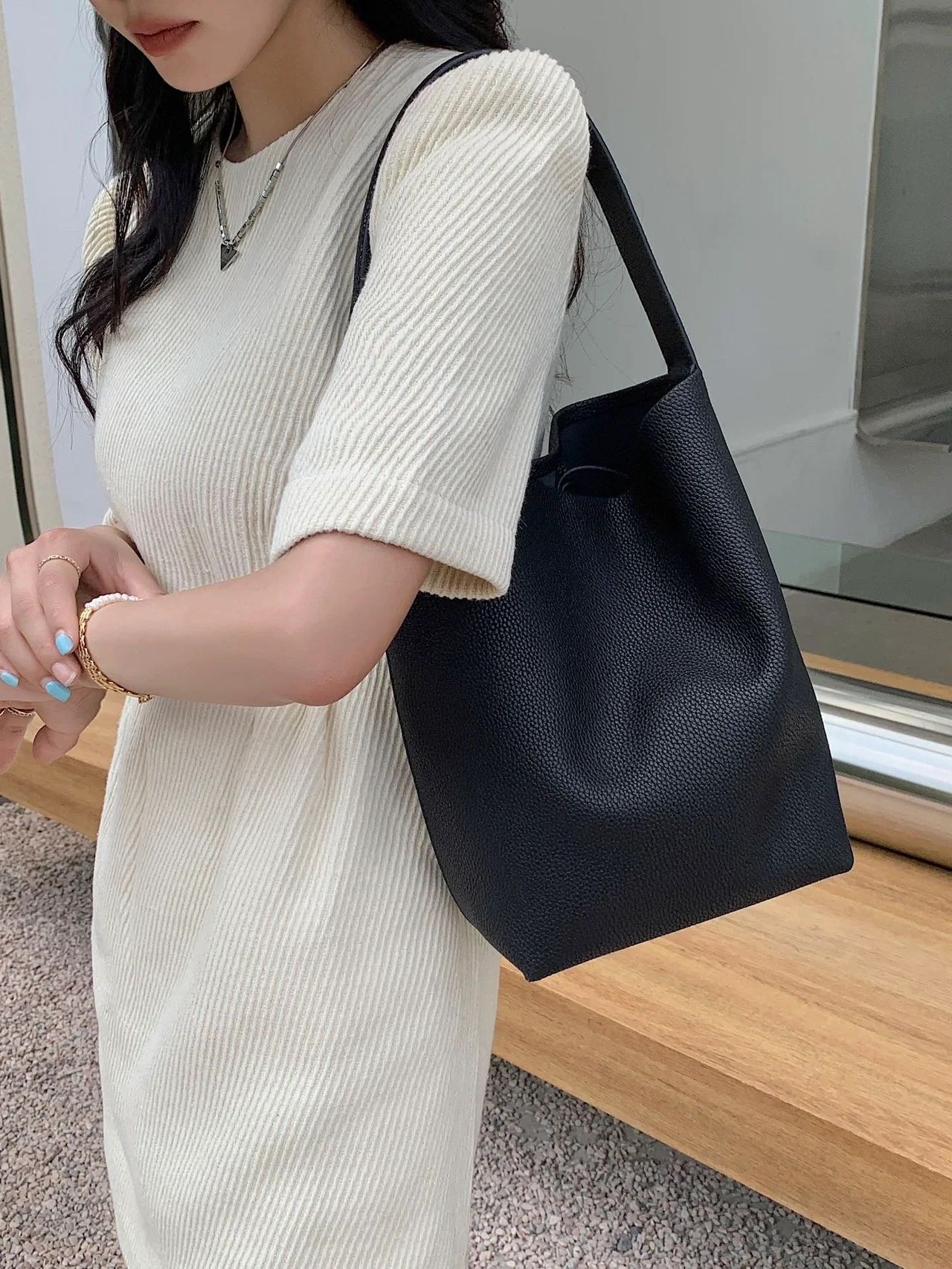 Leather Bucket Bag of Black